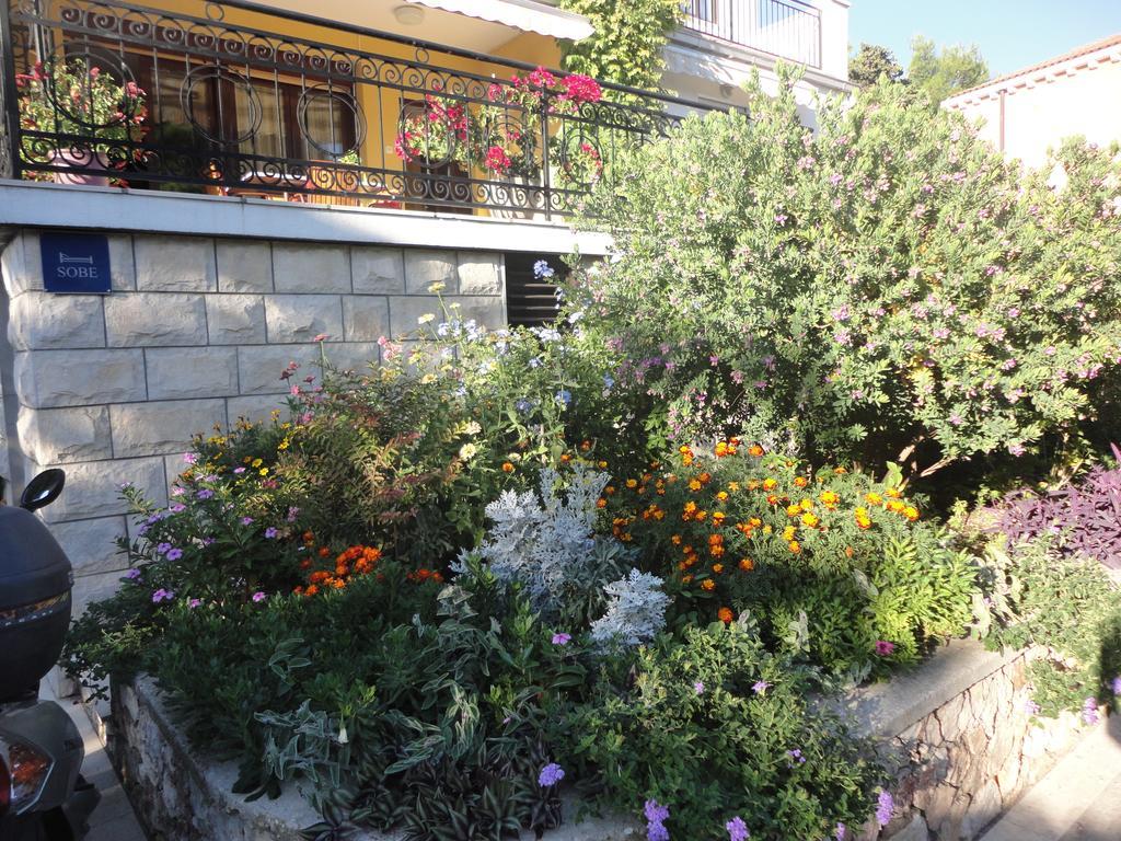 Guesthouse Apartment Bozica Bol Eksteriør billede