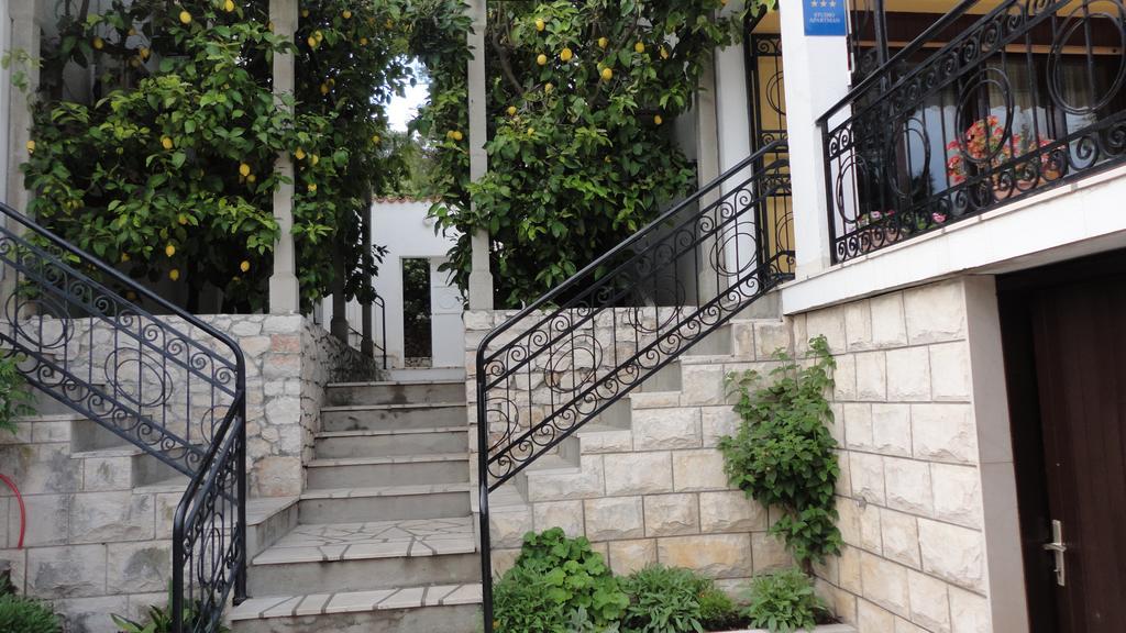 Guesthouse Apartment Bozica Bol Eksteriør billede